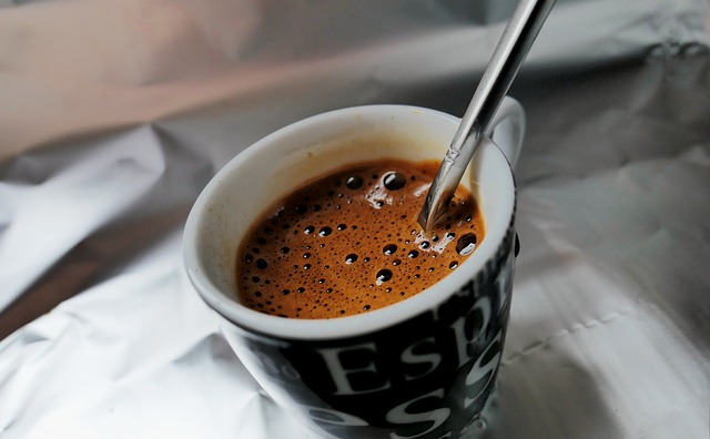 Czy ekspresy do kawy przelewowe są lepsze niż automatyczne? Porównanie na przykładzie popularnych modeli