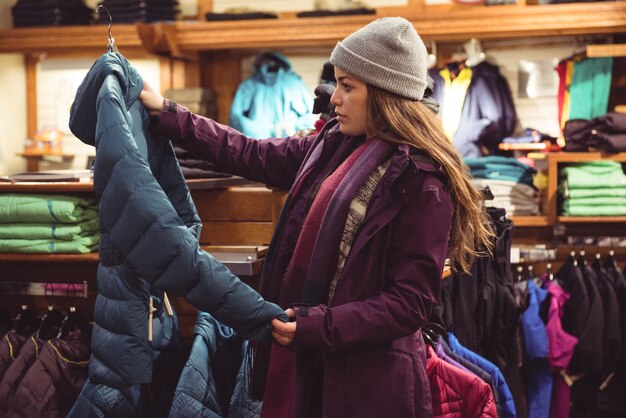 Jak wybrać idealny płaszcz na jesień i zimę?